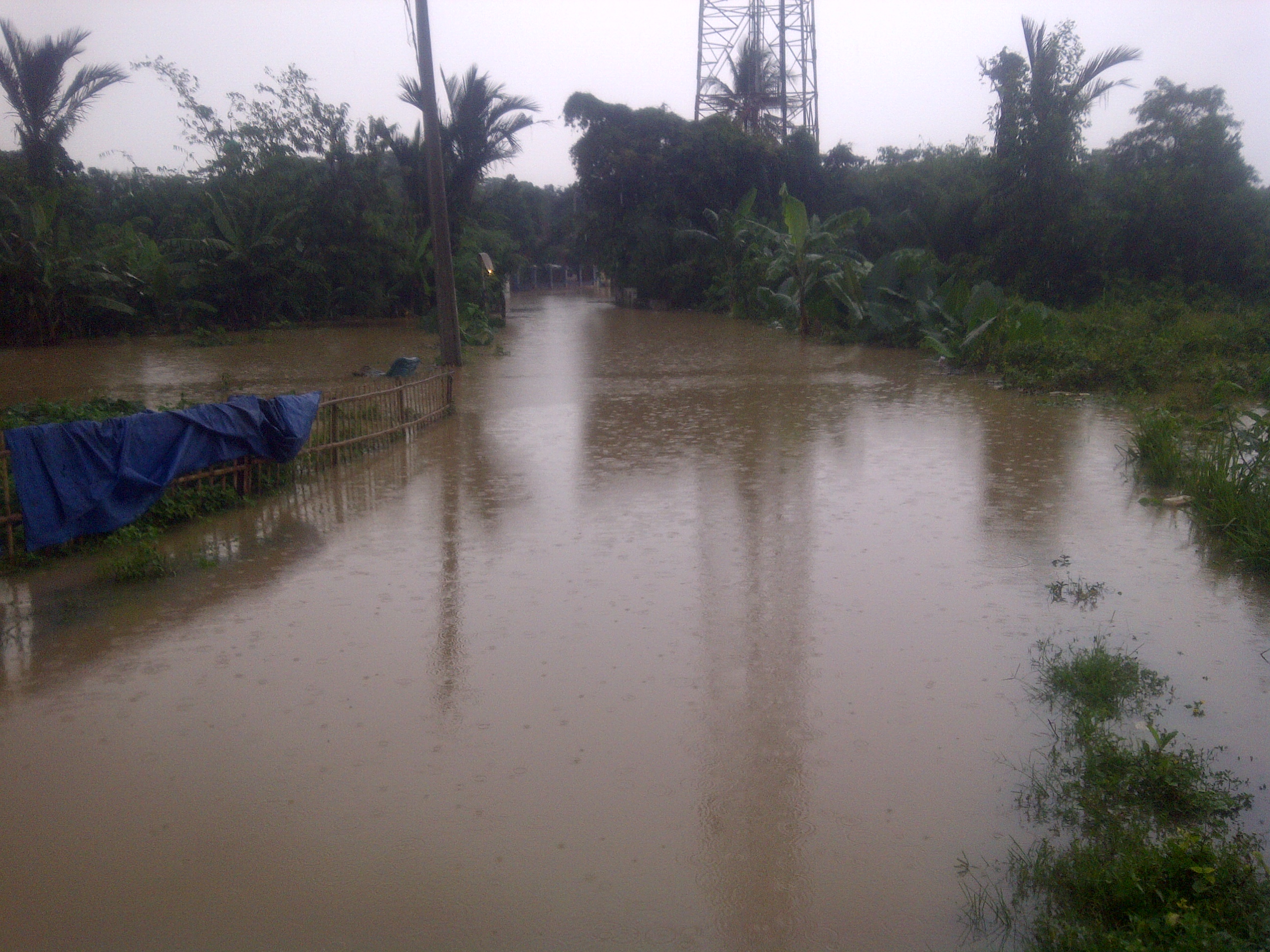 Tanggul Retak Warga Kresek Tangerang Kebanjiran