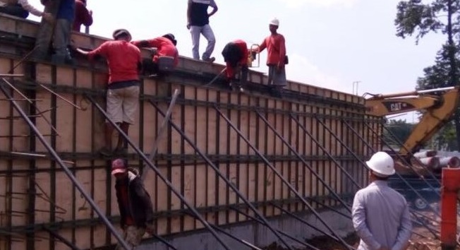 Seumlah pekerja tampak sedang mengerjakan proyek pembangunan Jembatan Teuku Umar, di Karawaci, Kota Tagerang, Selasa (21/3/2017). 