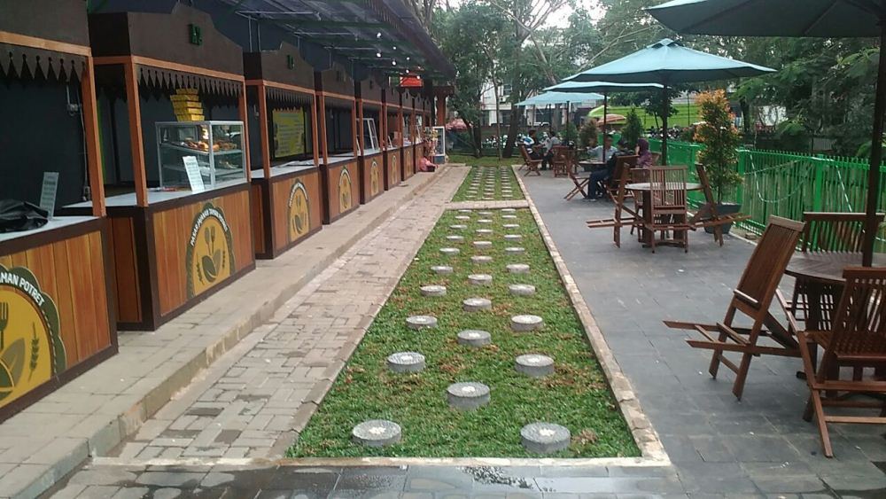 Pasar Jajanan Taman Potret di Jalan Perintis kemerdekaan, Kota Tangerang, Kamis (30/3/2017).