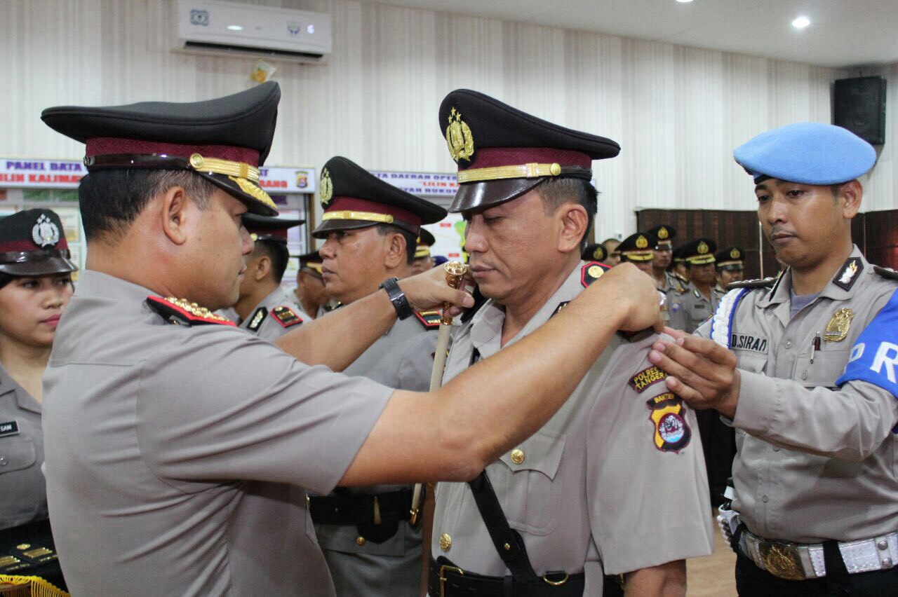 Polresta Tangerang menggelar pergantian dua pimpinan, yaitu Kapolsek Mauk dan Kapolsek Kronjo di Rupatama Polresta Tangerang, Tigaraksa, Sabtu (01/4/2017).