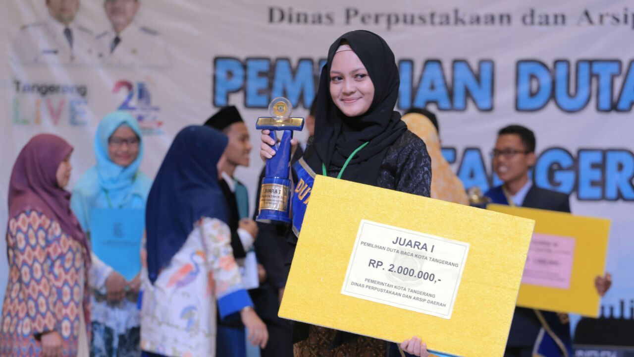 Juara 1 lLomba Duta Baca Reinna Emily Rachman dari SMAN 6 Tangerang.