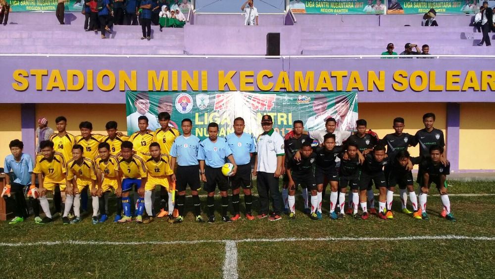 Sebelum bertanding 2 Tim peserta Liga Santri Nusantara (LSN) Region Banten berpose bersama, Senin (28/8/2017).