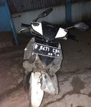 Motor Honda Vario berwarna putih nopol B-6471-COH yang rusak parah.