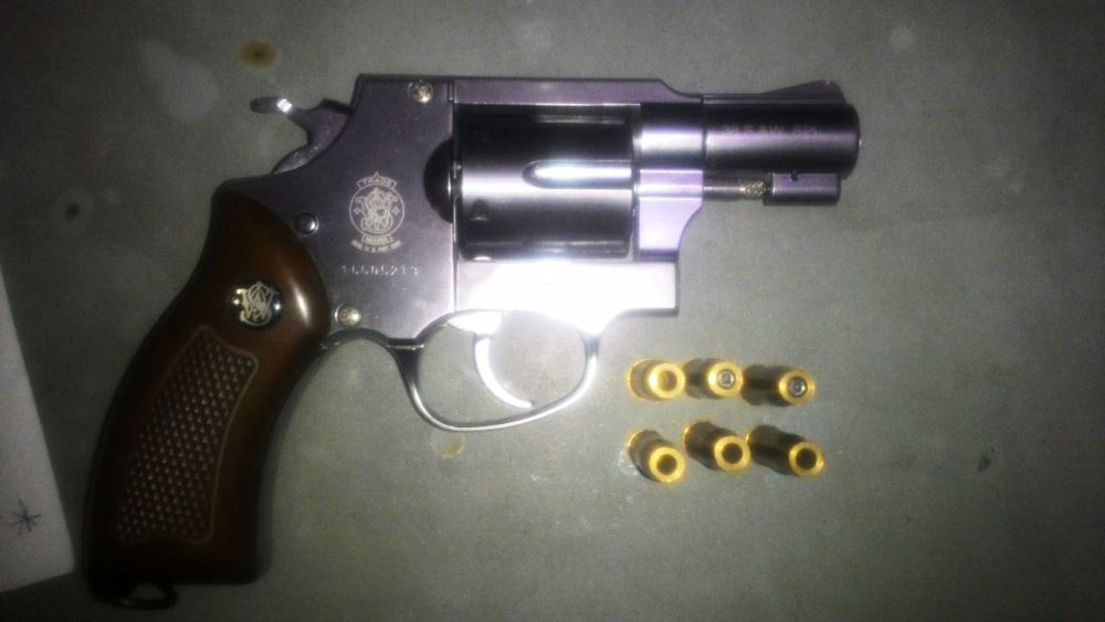 Barang bukti satu pucuk senjata api jenis soft gun revolver beserta enam butir peluru.