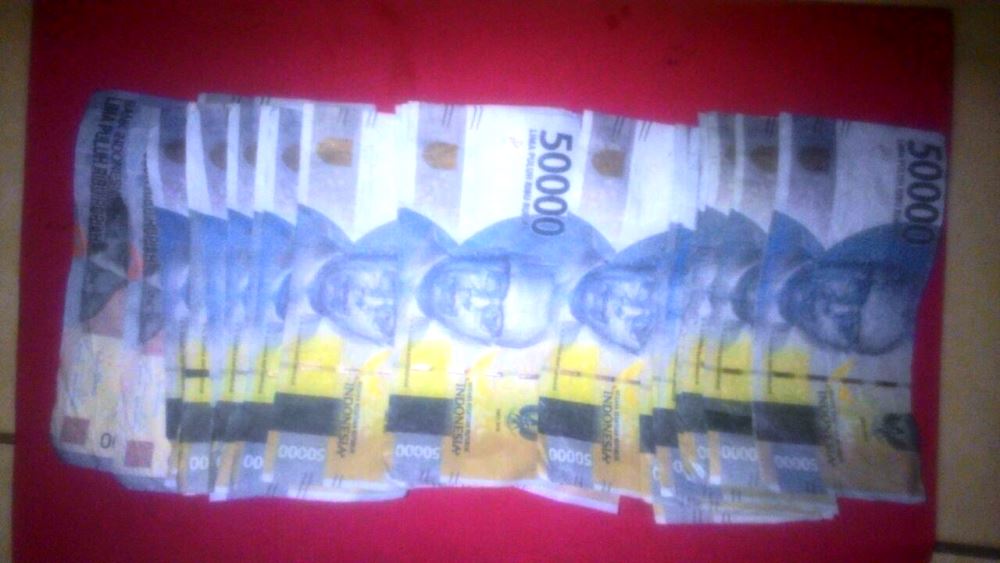 Barang bukti 29 lembar uang palsu pecahan Rp50 ribu.