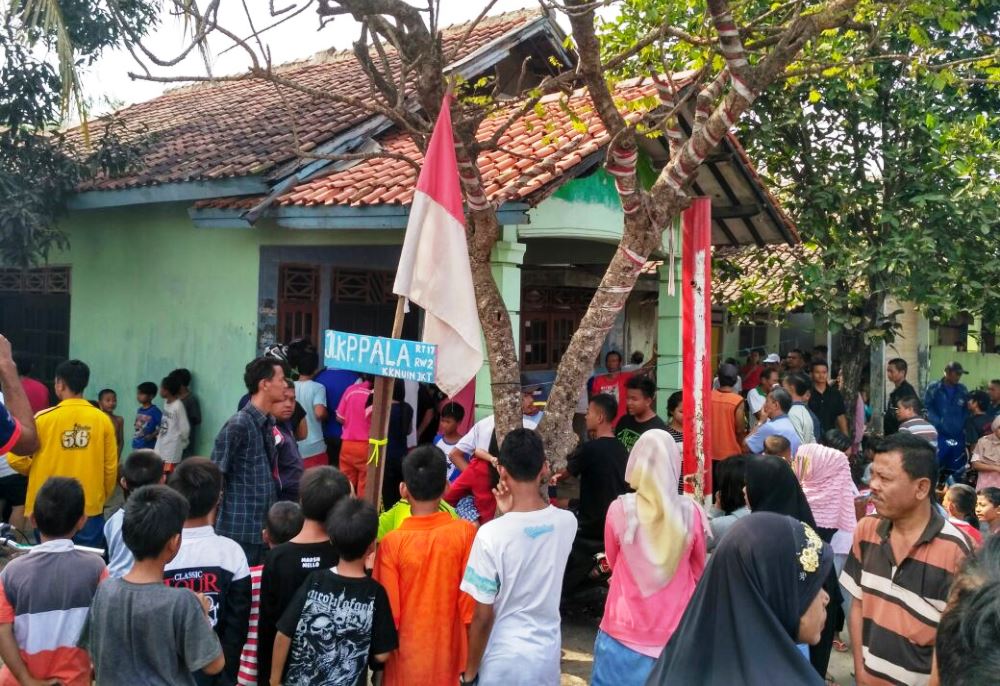 Tampak keramaian di kediaman korban bunuh diri.