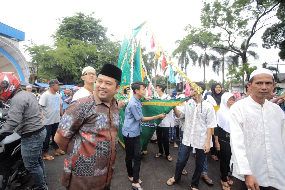 Arak arakan Perahu Hias di Pasar Lama Kota Tangerang