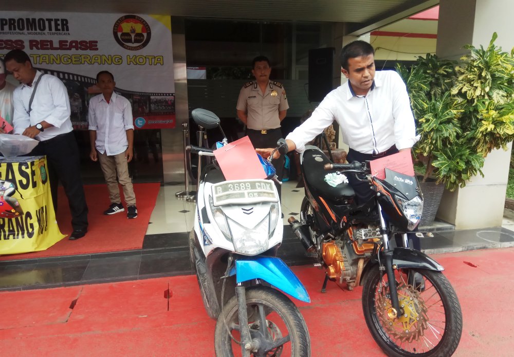 Barang Bukti lainnya, 2 sepeda motor yang berhasil diamankan.