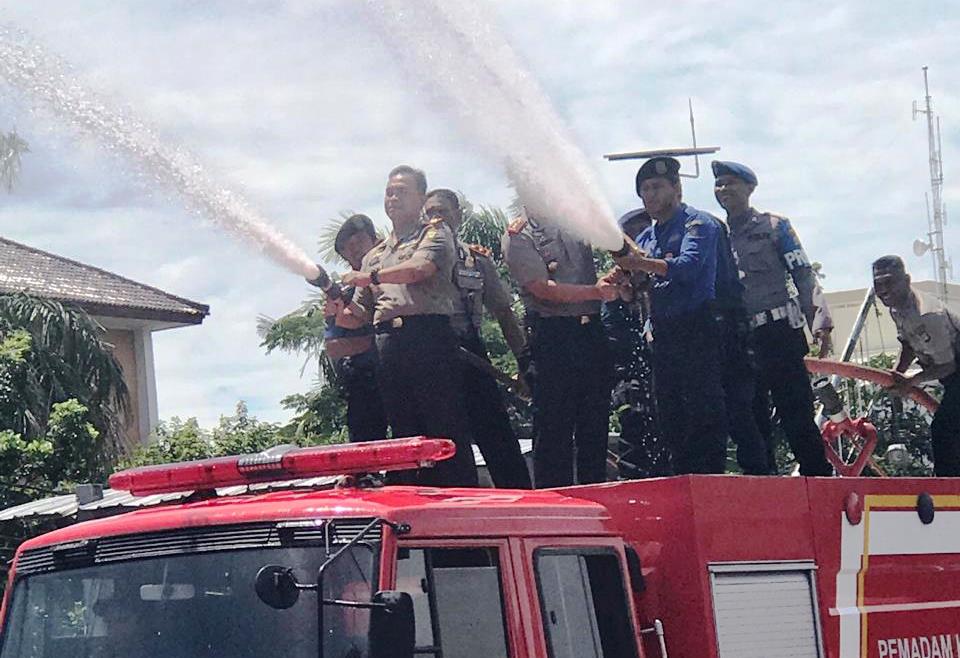 Naik Pangkat Anggota Polrestro Tangerang Disemprot