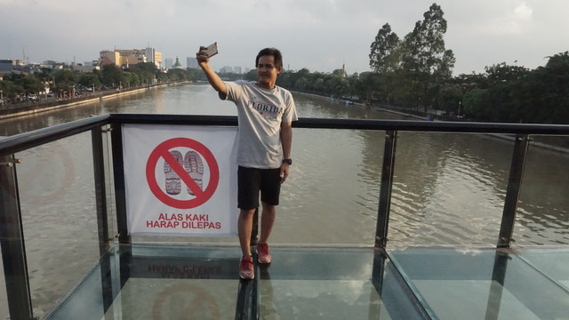 Rizko, 20, Salah satu pengunjung yang berselfie di Jembatan Kaca Berendeng.