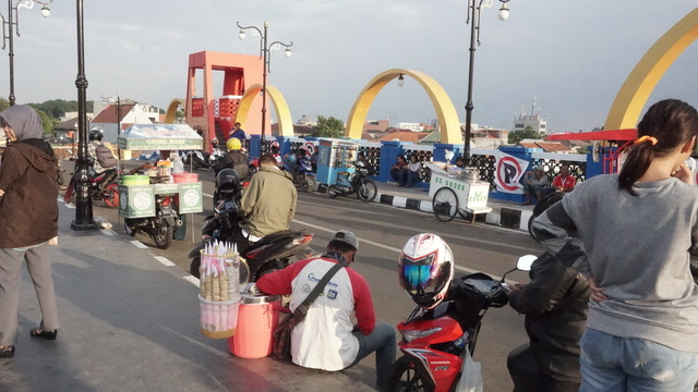 Suasana para pengunjung yang mendatangi destinasi wisata Jembatan Berendeng yang berada di Jalan Benteng Jaya, Kota Tangerang, Rabu (7/2/2018) Sore.