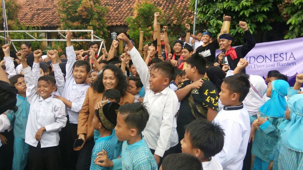 Kesereuan anak anak belajar kesenian Karinding di SDN Tobat 4 Balaraja.