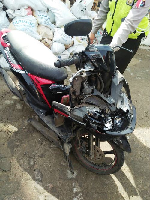 Tampak salah satu kendaraan motor yang mengalami kecelakaan rusak berat.