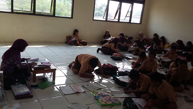 Tampak Siswa SDN Blimbing II, saat melakukan kegiatan belajar di lantai.