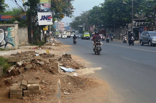 Aktivitas galian tanah untuk pemasangan kabel PLN di Jalan Raya Serang, Cikupa.