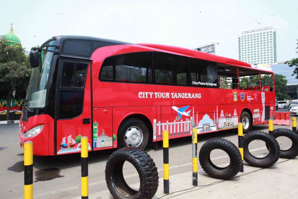 Armada bus wisata keliling di Kota Tangerang.