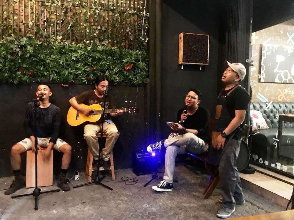 Hiburan Musik di Math Coffee and Resto Kota Tangerang.