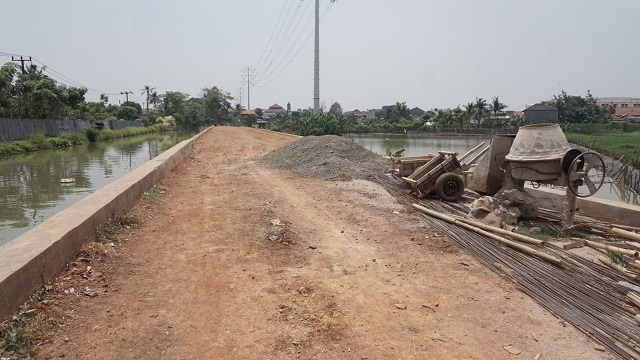 Proyek pembangunan jalan di Kampung Sukamandi 1, Kota Tangerang.