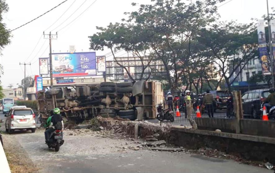 truk tronton pengangkut pasir