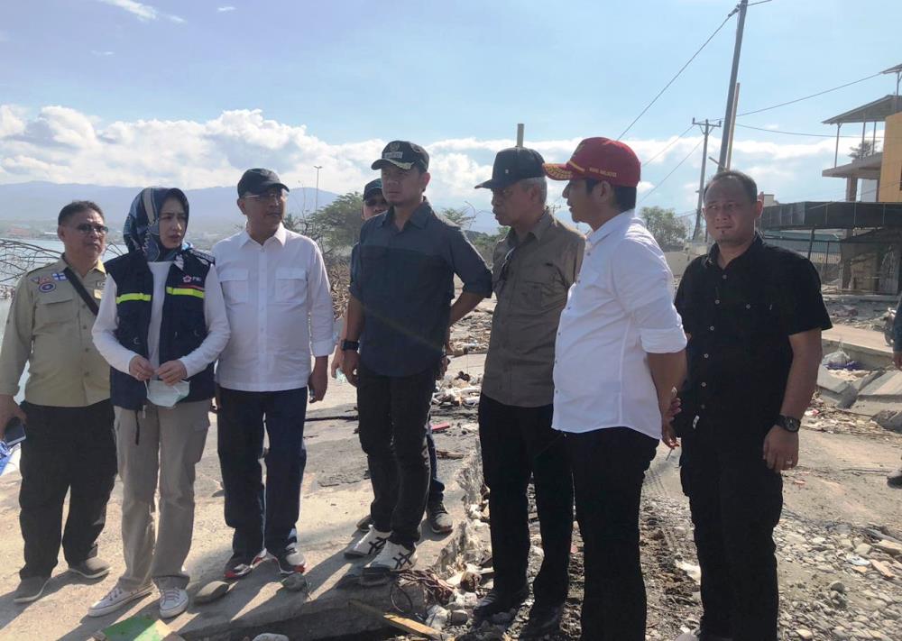 Wali Kota Tangerang Selatan Airin Rachmi Diany dengan para korban gempa di Palu.