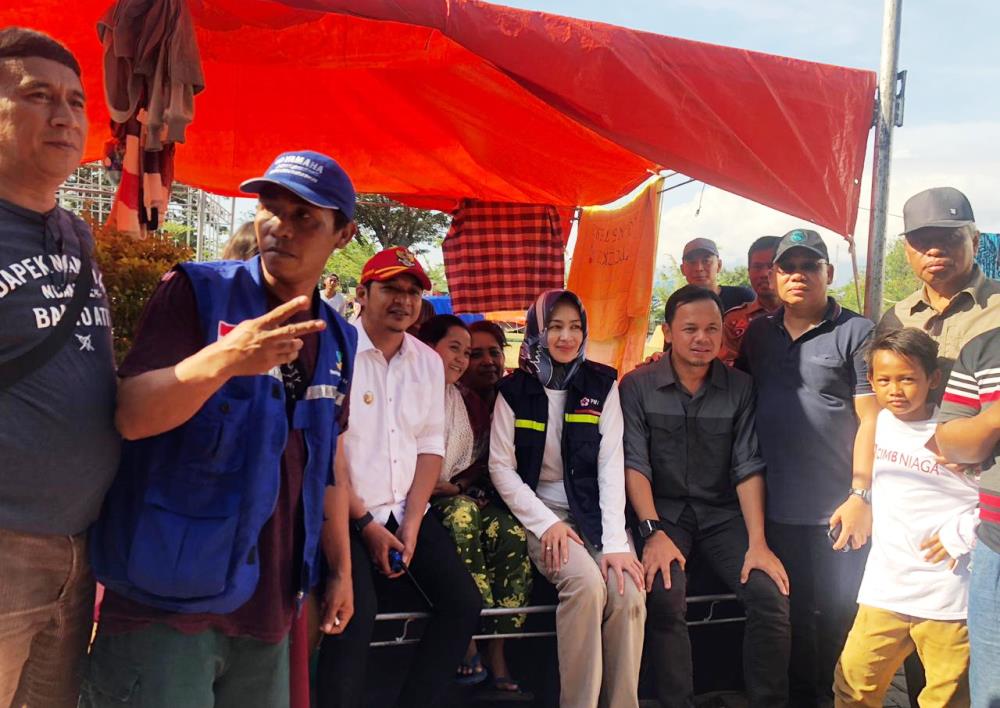 Wali Kota Tangerang Selatan Airin Rachmi Diany dengan para korban gempa di Palu.