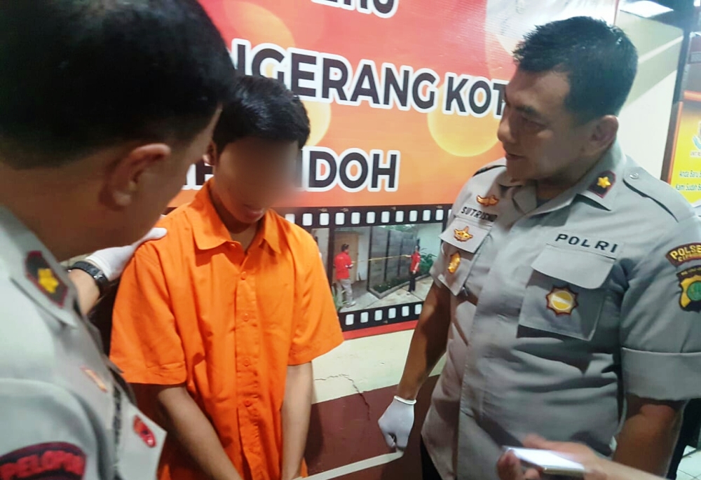 Polisi menginterogasi Tersangka berinisial AK, pelaku pencurian.