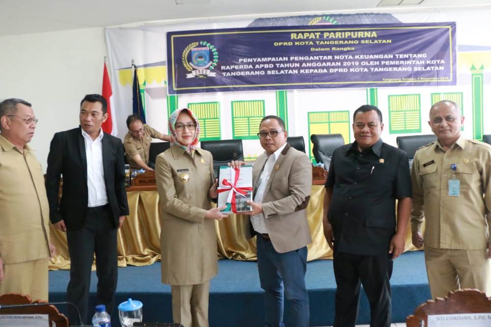 rapat paripurna yang berlangsung di DPRD Tangsel, Senin (5/11/2018).