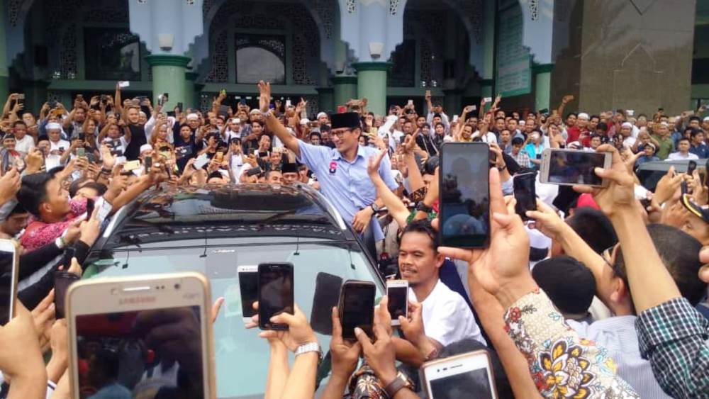 Sandiaga Salahuddin Uno disambut para pendukungnya di masjid al-azhom Kota Tangerang.