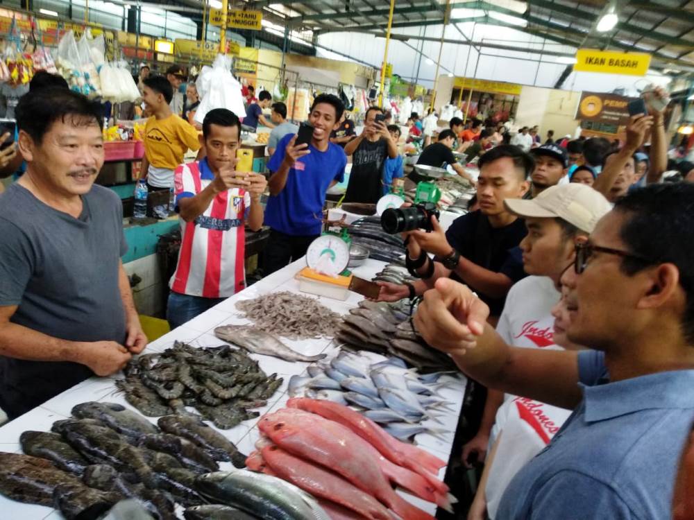 Sandiaga Uno saat berdialog dengan pedagang ikan.