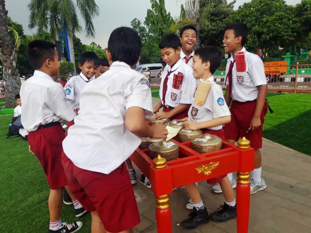 Tampak para siswa sekolah dasar (SD) belajar memainkan alat musik tradisional Angklung.
