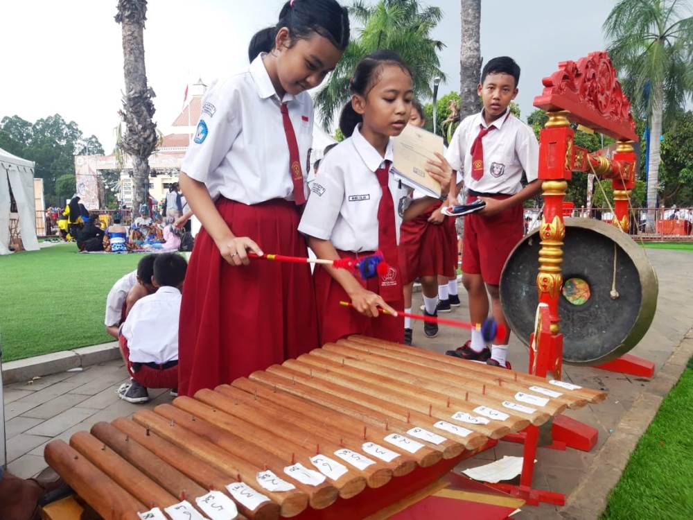 Tampak para siswa sekolah dasar (SD) belajar memainkan alat musik tradisional Gamelan.