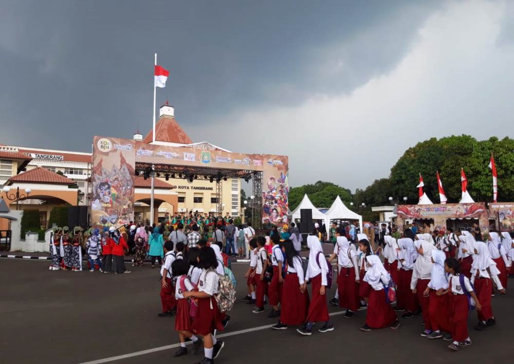 para siswa sekolah dasar (SD) mengunjungi pagelaran Festival Budaya Nusantara 2 tahun 2018, di Pusat Pemerintahan Kota Tangerang, Selasa (13/11/2018).