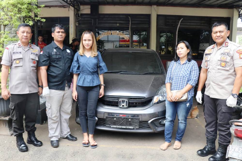 Kapolsek Cipondoh Kompol Sutrisno menyerahkan mobil Honda brio Ave kepada pemiliknya Tio Regina.