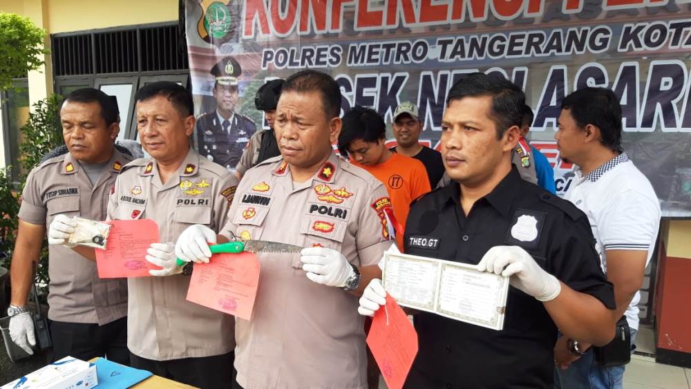 Kapolsek Neglasari Kompol Robinson Manurung beserta jajarannya saat menunjukan barang bukti yang digunakan para pelaku curamor.