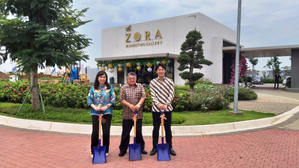 Direksi Sinarmas Land BSD City dengan konsorsium Jepang Mitsubishi Corporation menanam bibit - bibit pohon Sakura di lokasi pembangunan The Zora BSD City.