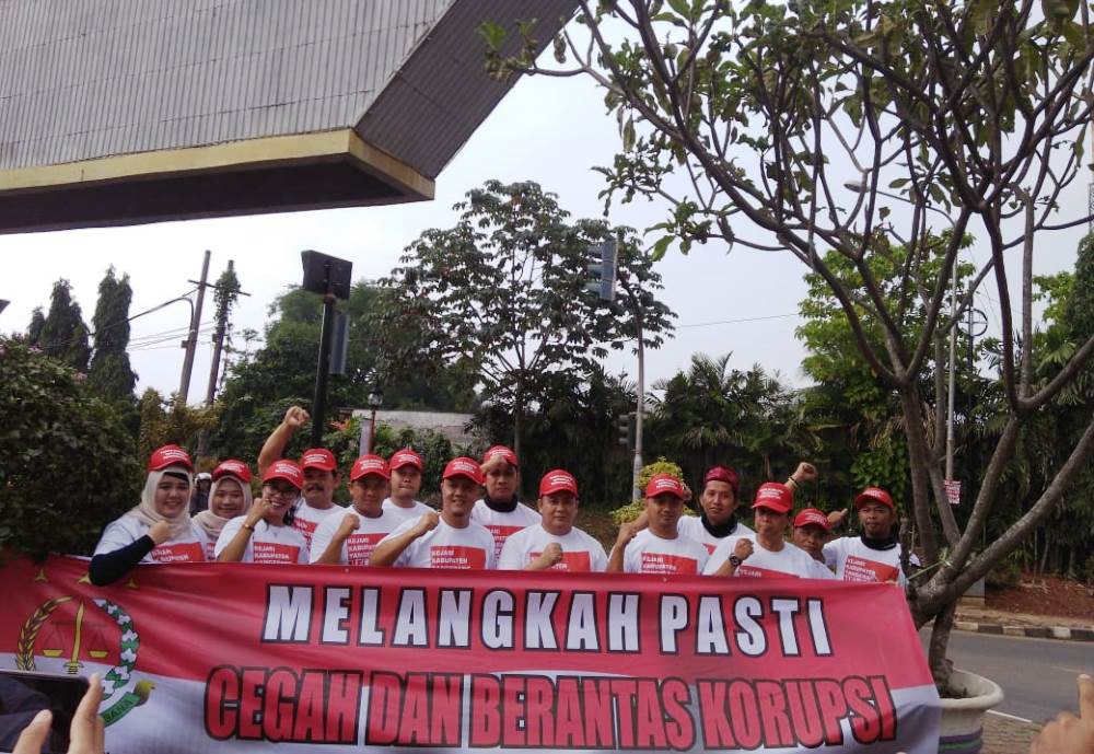 Kejaksaan Negeri Kabupaten Tangerang mengkampanyekan Hari Anti Korupsi Sedunia di Jalan Raya Serang, pertigaan lampu merah Tigaraksa, Senin (10/12/2018).