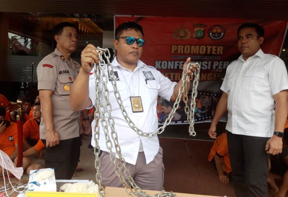 Kanit Reskrim Polsek Tangerang saat menunjukan barang bukti rantai besi sepanjang dua meter.