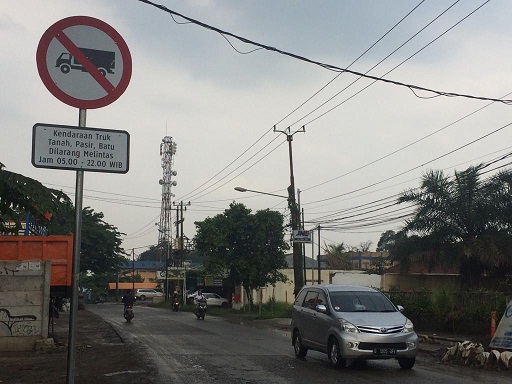 Rambu-rambu kendaraan truk tanah, pasir, batu dilarang melintas di jalan kabupaten Tangerang pada jam 05.00 - 22.00 WIB.