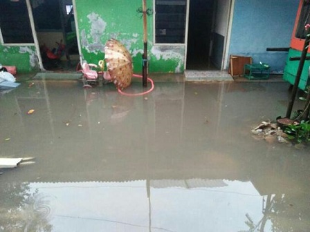Tampak genangan air masuk kedalam kediaman warga di RT 01/03, Kelurahan Panunggangan, Kecamatan Pinang, Kota Tangerang.