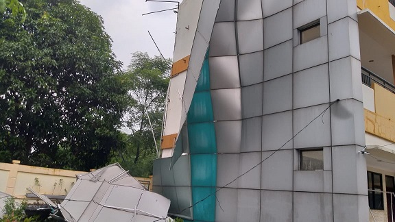 Dinding bangunan sekolah SDN 01 Rawa buntu Tangsel runtuh akibat diterpa hujan dan angin.