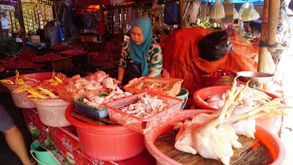 Pedagang daging ayam di Pasar Anyar.