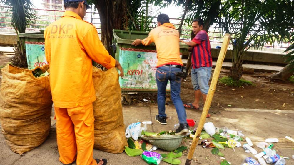 Sampah diangkut untuk dibawa ke tempat pembuangan akhir di Rawa Kucing, Neglasari, Kota Tangerang.