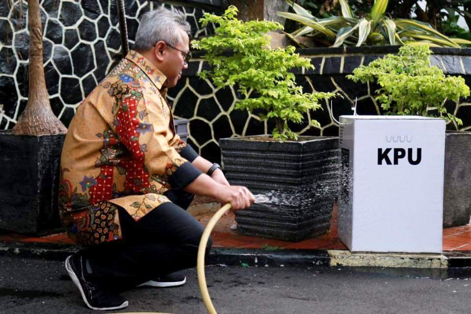 Ketua KPU RI Arief Budiman menguji ketahanan kotak suara berbahan karton dupleks terhadap air.