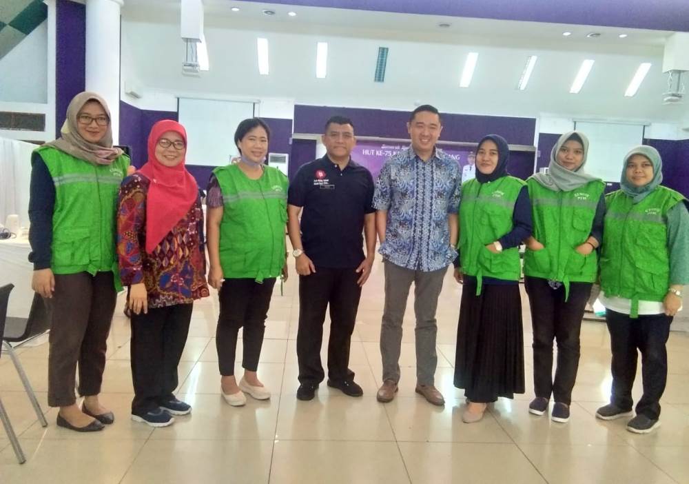 Personel kegiatan donor darah yang gelar oleh Dinkes Kabupaten Tangerang di Gedung Serba Guna Kabupaten Tangerang, Kamis (20/12/2018).