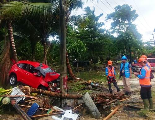 Tim PLN UID Banten berusaha memperbaiki listrik yang rusak di wilayah Pandeglang dan sekitarnya pasca bencana alam tsunami di wilayah tersebut.