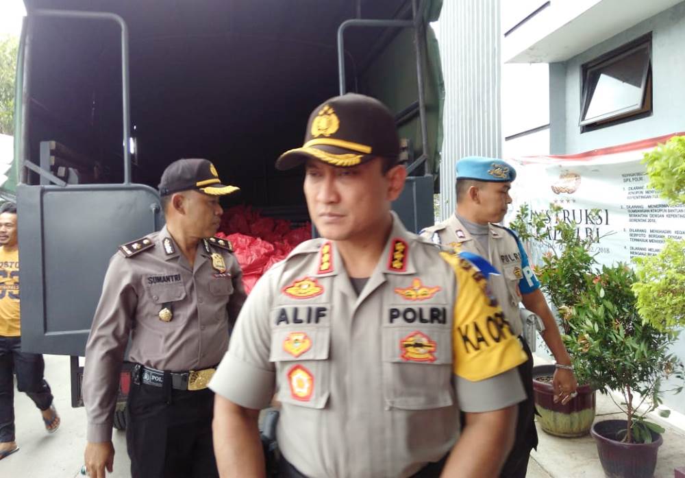 Kapolresta Tangerang Kombes Pol Sabilul Alif memimipin pelepasan kendaraan pengangkut paket bantuan sembako untuk korban tsunami wilayah Pandeglang, Banten di Mapolresta Tangerang, Senin (24/12/2018).