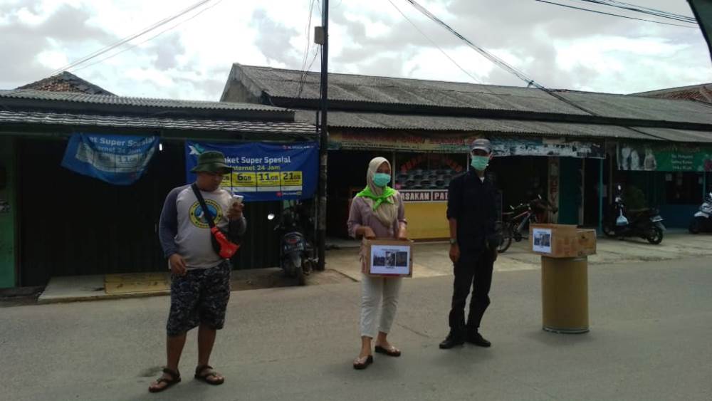 Komunitas di Tangerang melakukan penggalangan dana untuk para korban bencana alam tsunami yang melanda pesisir wilayah Serang dan Pandeglang, Provinsi Banten.