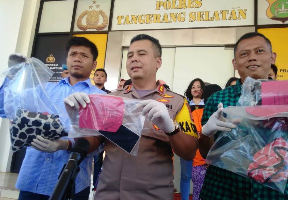 Kapolres Tangsel, AKBP Ferdy Irawan saat menunjukan barang bukti yang berhasil diamankan dari para tersangka ive streaming bugil.