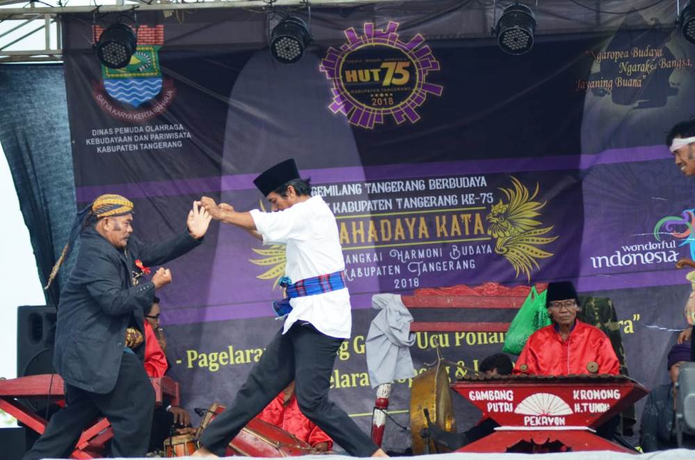 Pertunjukan kesenian Lenong Putri Tunah di HUT Kabupaten Tangerang ke-75 di Puspemkab Tangerang.