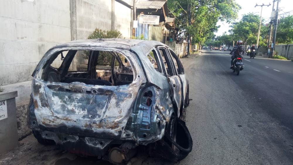 Tampak sebuah mobil Honda Jazz rusak berat akibat ludes terbakar di Jalan Imam Bonjol, Kota Tangerang.